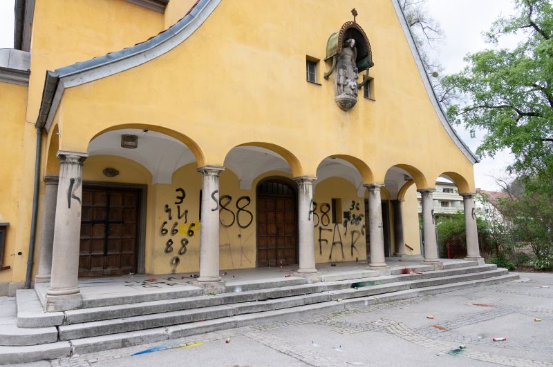 beschmierte Kreuzkirche, Bild von Helmut Jokesch